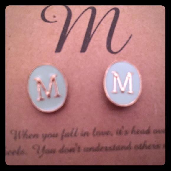 🔹 Beautiful 'M' Earrings🔹