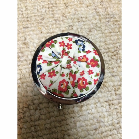 Floral compact mirror