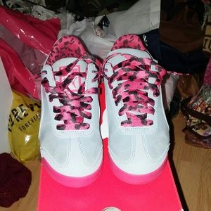 Pink & grey pumas