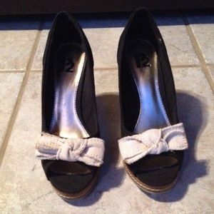 ❤️ Black and Cream wedges ❤️