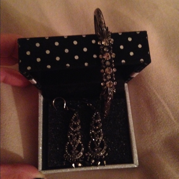 Earrings and Bracelet set - Picture 2 of 4