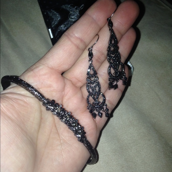 Earrings and Bracelet set - Picture 3 of 4