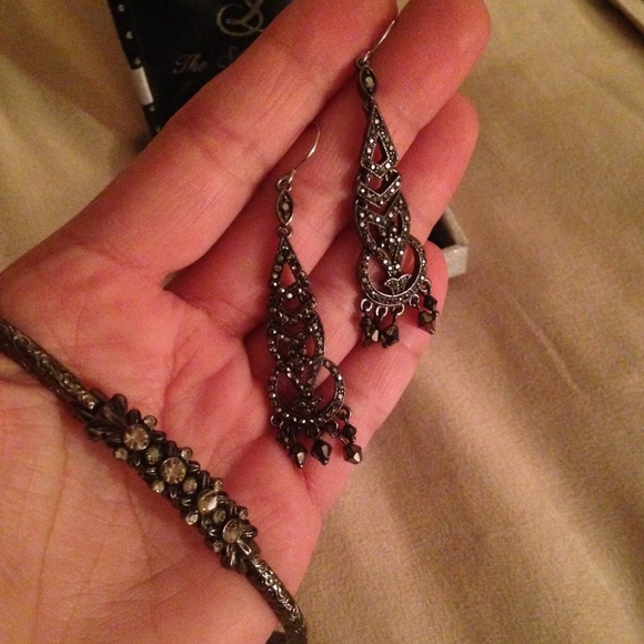 Earrings and Bracelet set - Picture 4 of 4