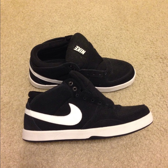 Brand new black and white nikes