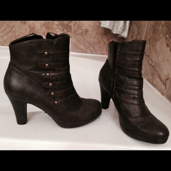 Cute short brown boots.