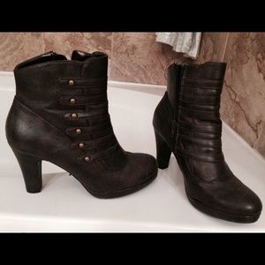 Cute short brown boots.
