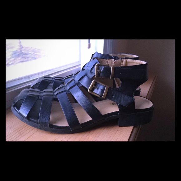 Close-toe cage sandals