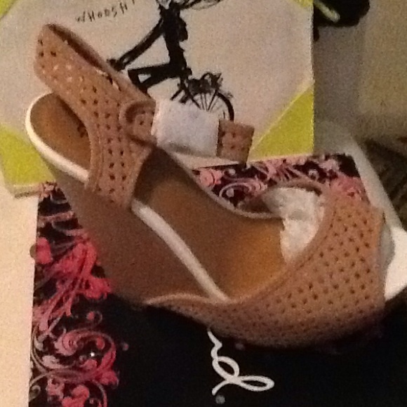 Nude wedges