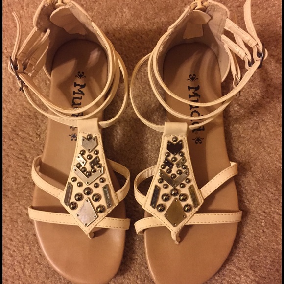 Tan sandals. - Picture 1 of 3