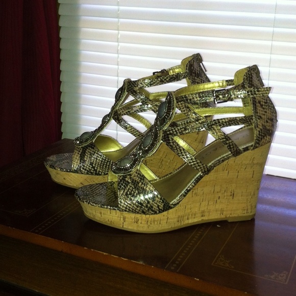 💕Snakeskin Wedges💕 - Picture 2 of 4