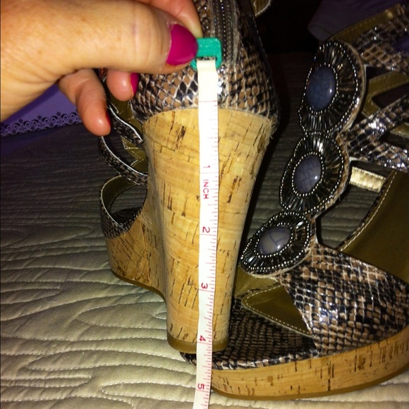 💕Snakeskin Wedges💕 - Picture 3 of 4