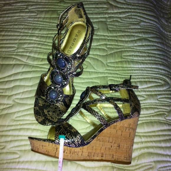 💕Snakeskin Wedges💕 - Picture 4 of 4