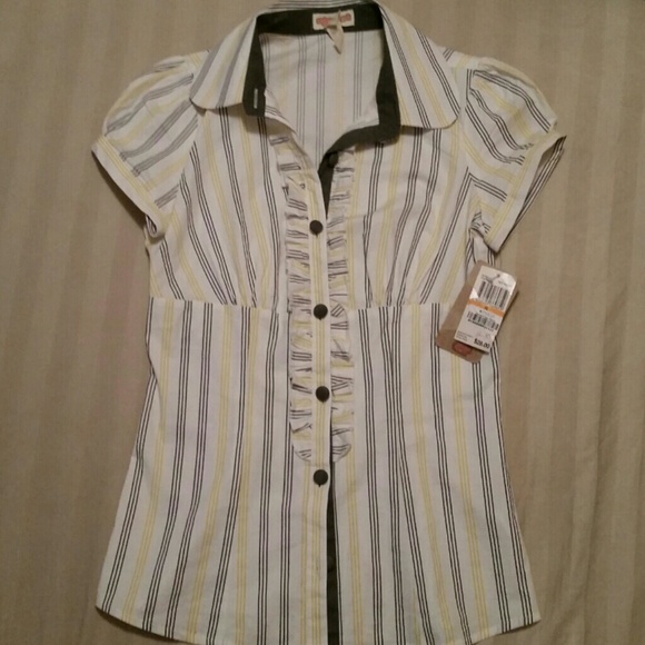 Sugar Tart Tops - 🛍💲FLASH SALE💲🛍Gray & Yellow Striped Button-Up