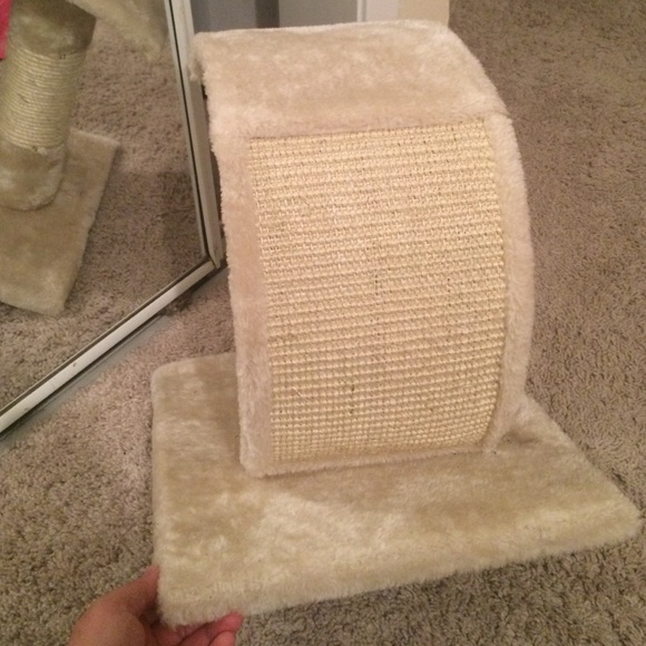 Small scratching tower/post for cat or kitten.