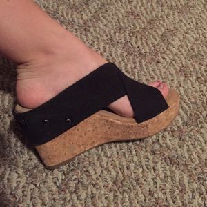 Black wedges