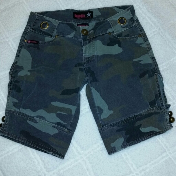 Camouflaged knee Length Shorts