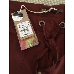 Low rise maroon capris
