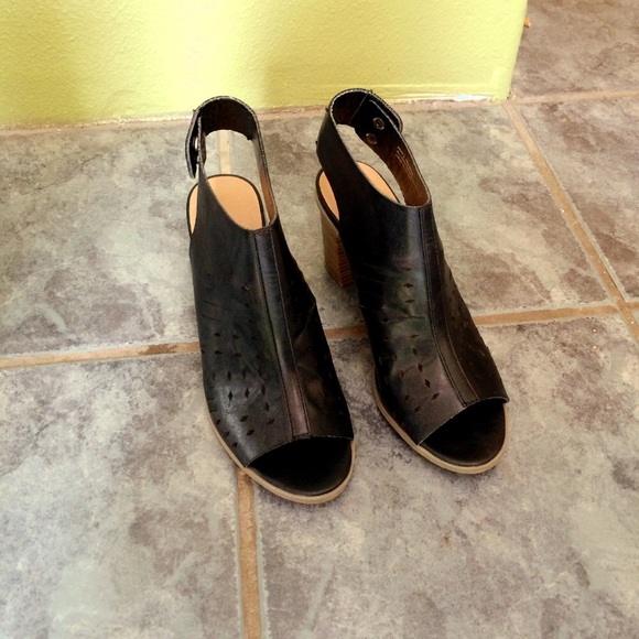 Report Black sandals