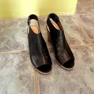 Report Black sandals