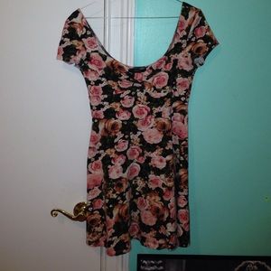 S O L D Cute wide shoulder floral pin up dress