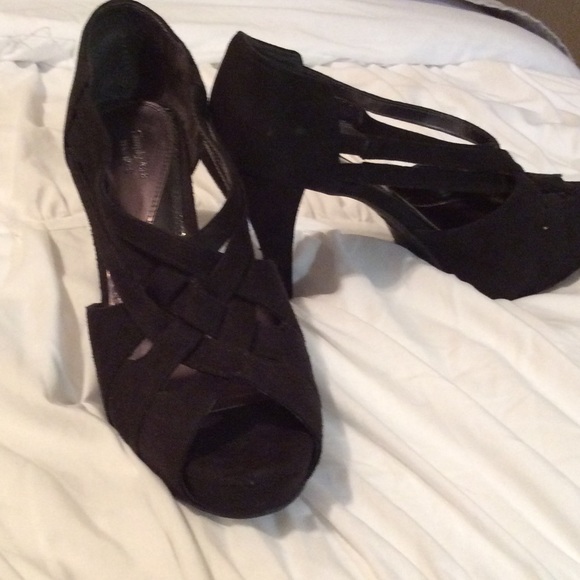 Vera Wang size 9.5 black suede platform heels - Picture 1 of 4
