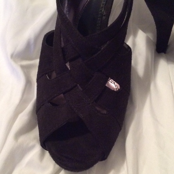 Vera Wang size 9.5 black suede platform heels - Picture 3 of 4