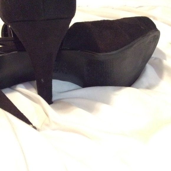 Vera Wang size 9.5 black suede platform heels - Picture 4 of 4