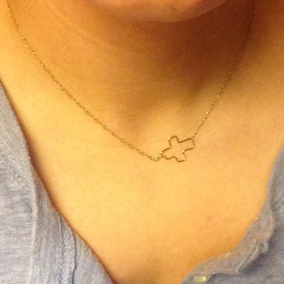 Side cross necklace