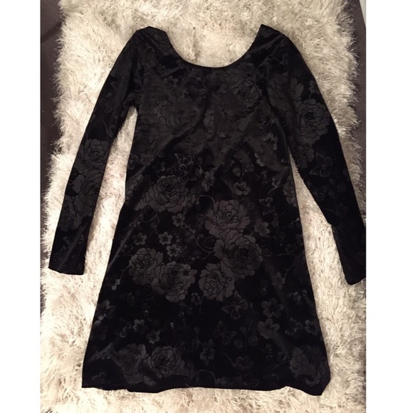 Dresses & Skirts - Velvety Black dress with Floral Design 💫