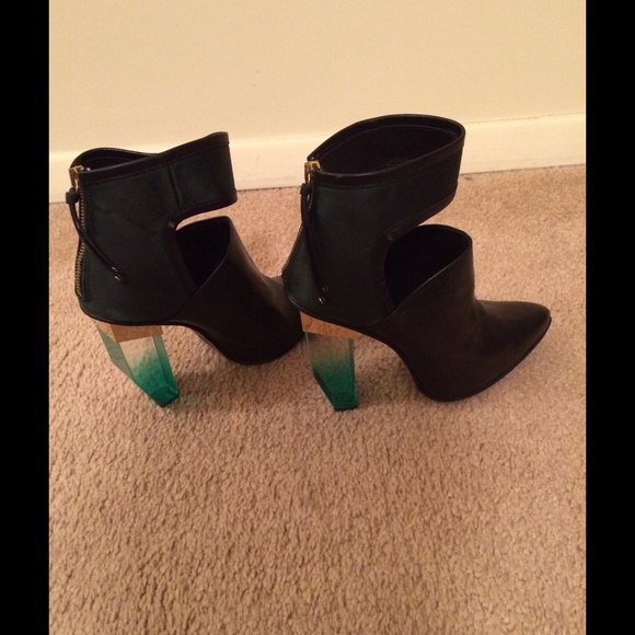 MIISTA size 8. Black with Clear and Green heel..