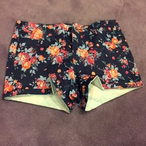 Timing floral shorts