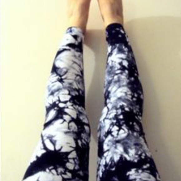 NWT- woman NIKE Dri Fit- TIE-DYE leggings SZ s