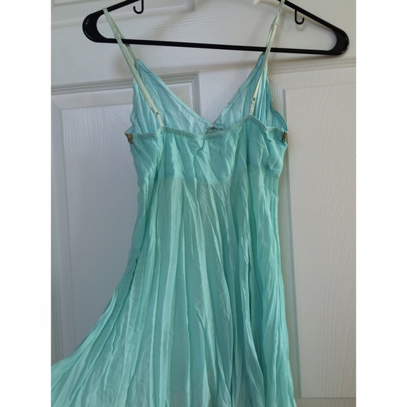 Spaghetti strap long flowing shirt *free* - Picture 2 of 4