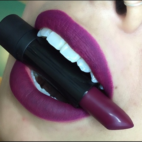 D A R K R O O M lippie