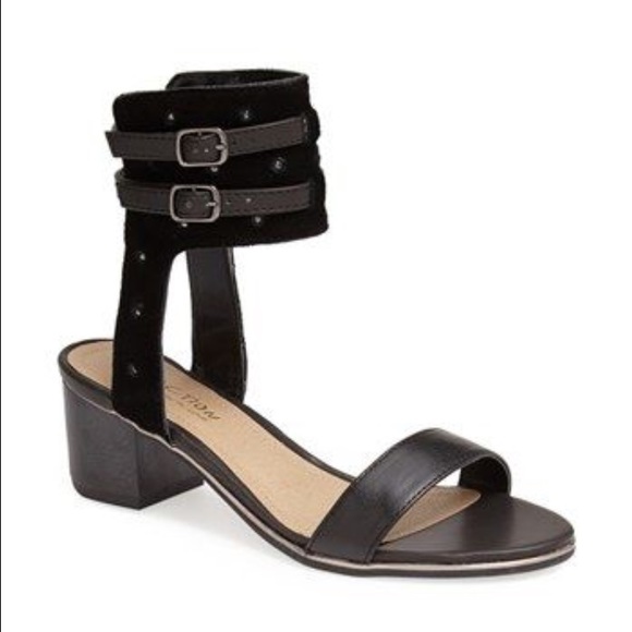 Kenneth Cole slaw-ter sandal