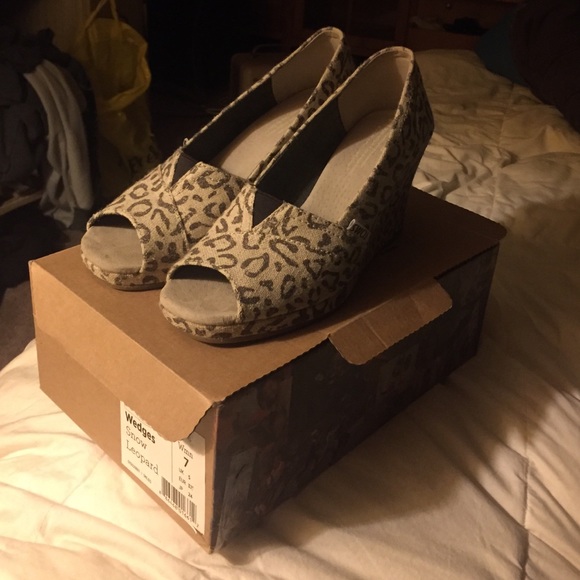 TOMS wedges