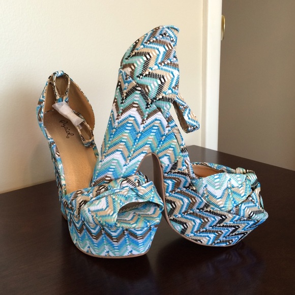 ❌SOLD❌NWOT QUPID BLUE ZIGZAG SANDALS - Picture 2 of 4