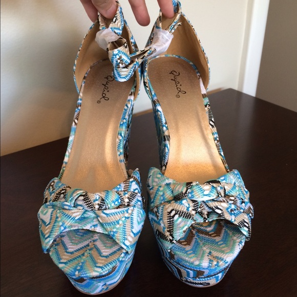 ❌SOLD❌NWOT QUPID BLUE ZIGZAG SANDALS - Picture 4 of 4