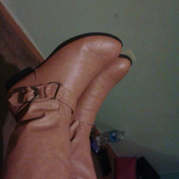 Light tan boots - Picture 2 of 4