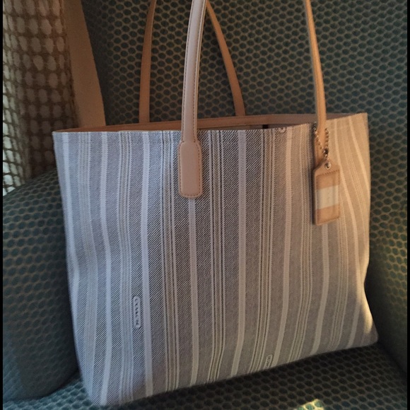 Almost brand new Coach carry all - Picture 2 of 3