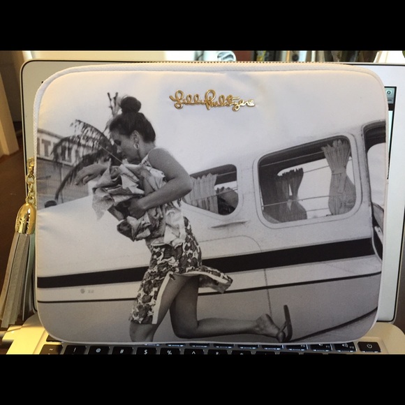 Brand new, never used. Lilly Pulitzer iPad/ Clutch