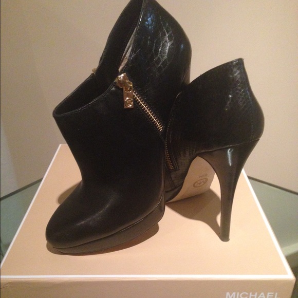 Michael Kors black leather ankle booties (size8) - Picture 1 of 4
