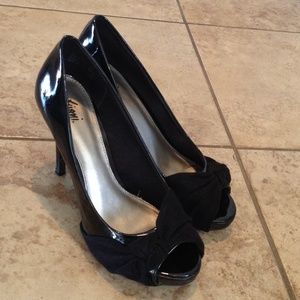 Black satin pump minimal wear
