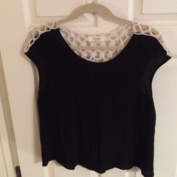 ❌SOLD❌Never Look Back Crochet Top - Picture 2 of 4