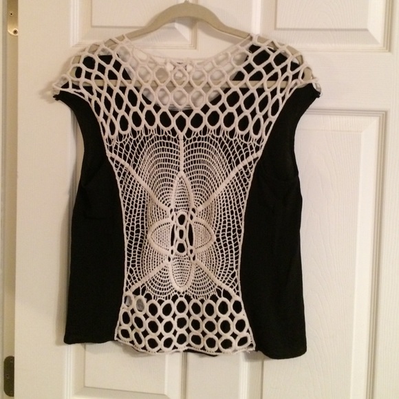 ❌SOLD❌Never Look Back Crochet Top - Picture 3 of 4