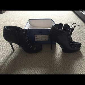 Simply Vera (Wang) Lace Up Heeled Booties