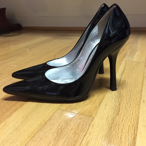 Black pointy toe pump