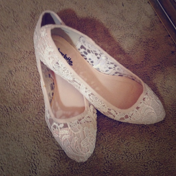 Very cute flats brand new lace