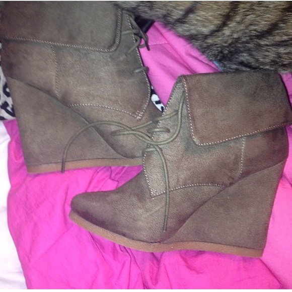 Mossimo Supply Co. Shoes - NWOT brown wedges size 8.5 💕