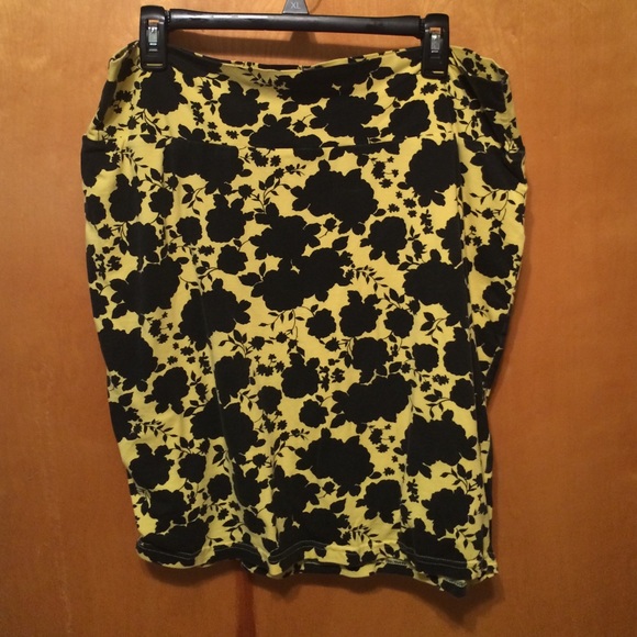 Stretchy Forever 21 black and yellow pencil skirt